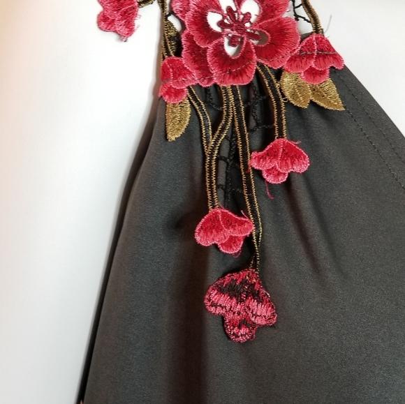 Sleeveless Crossfront Blouse - Picture 3 of 5